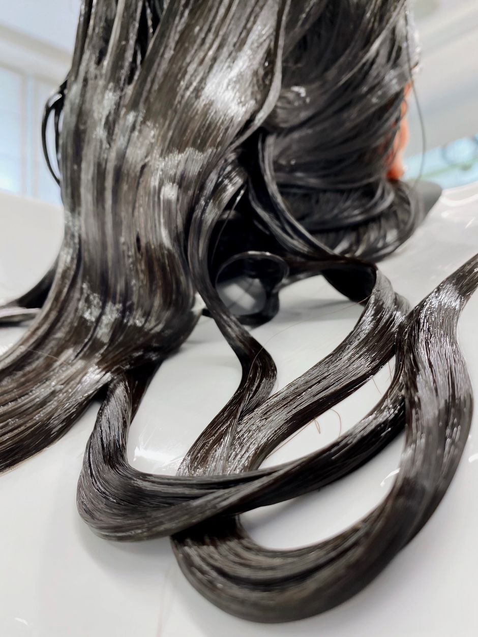Máscara de hidratação profunda aplicada no cabelo