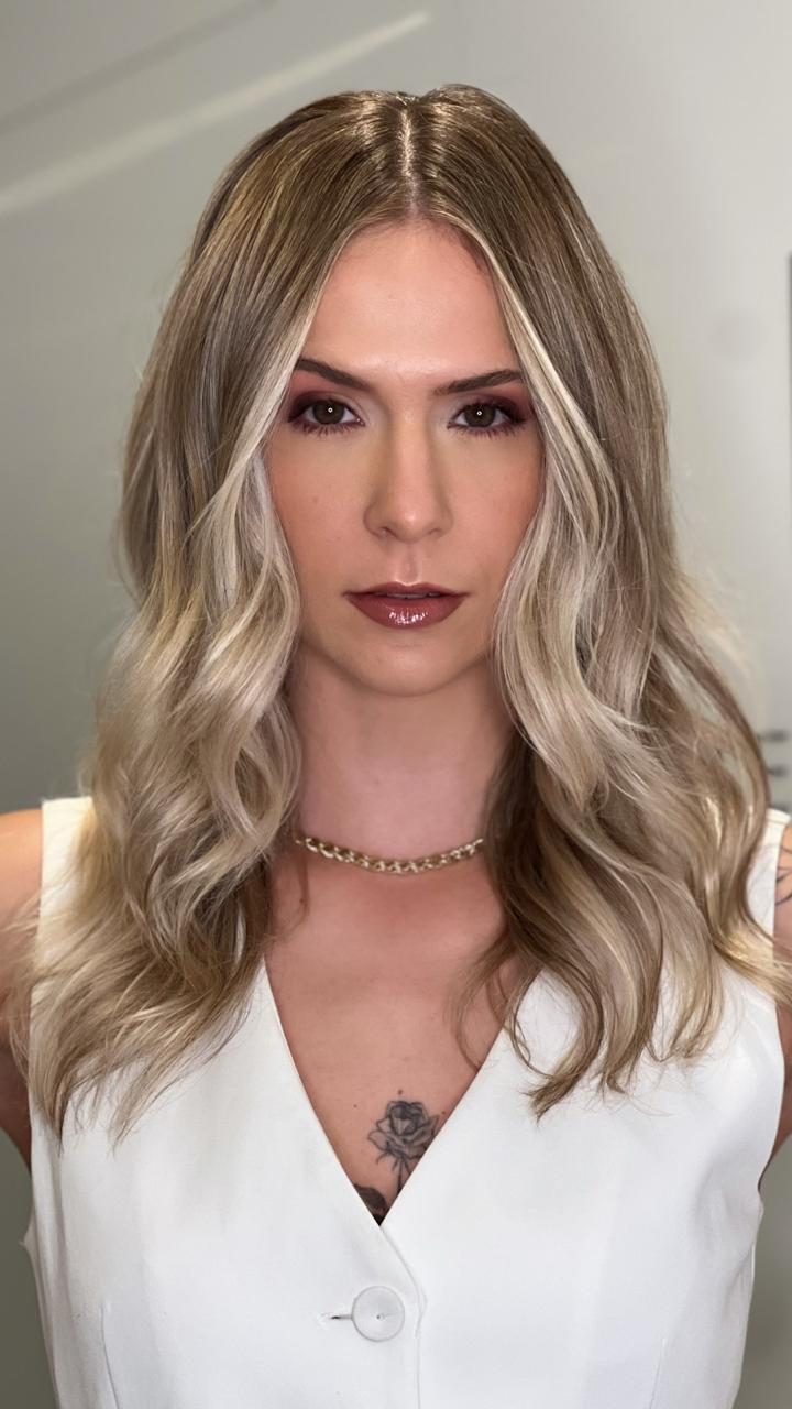 Balayage loiro iluminado e dimensionado feito no GLAM Studio